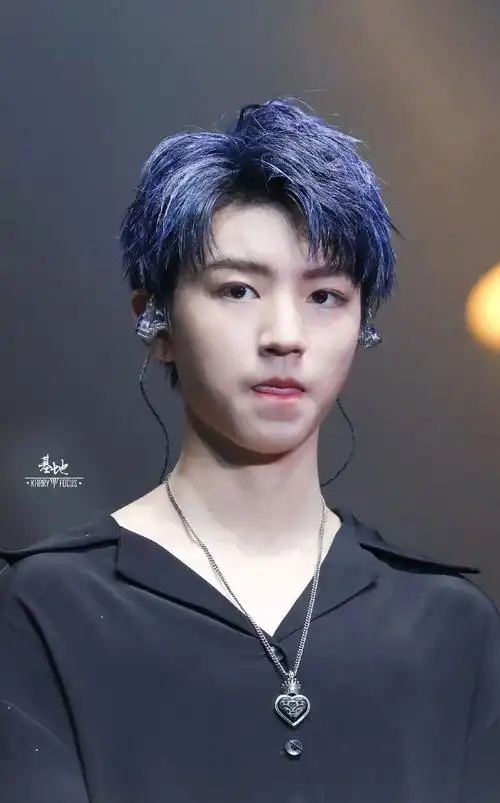 本君首推王俊凯在tfboys四周年演唱会上的雾霾蓝,当初可惊艳了不少小