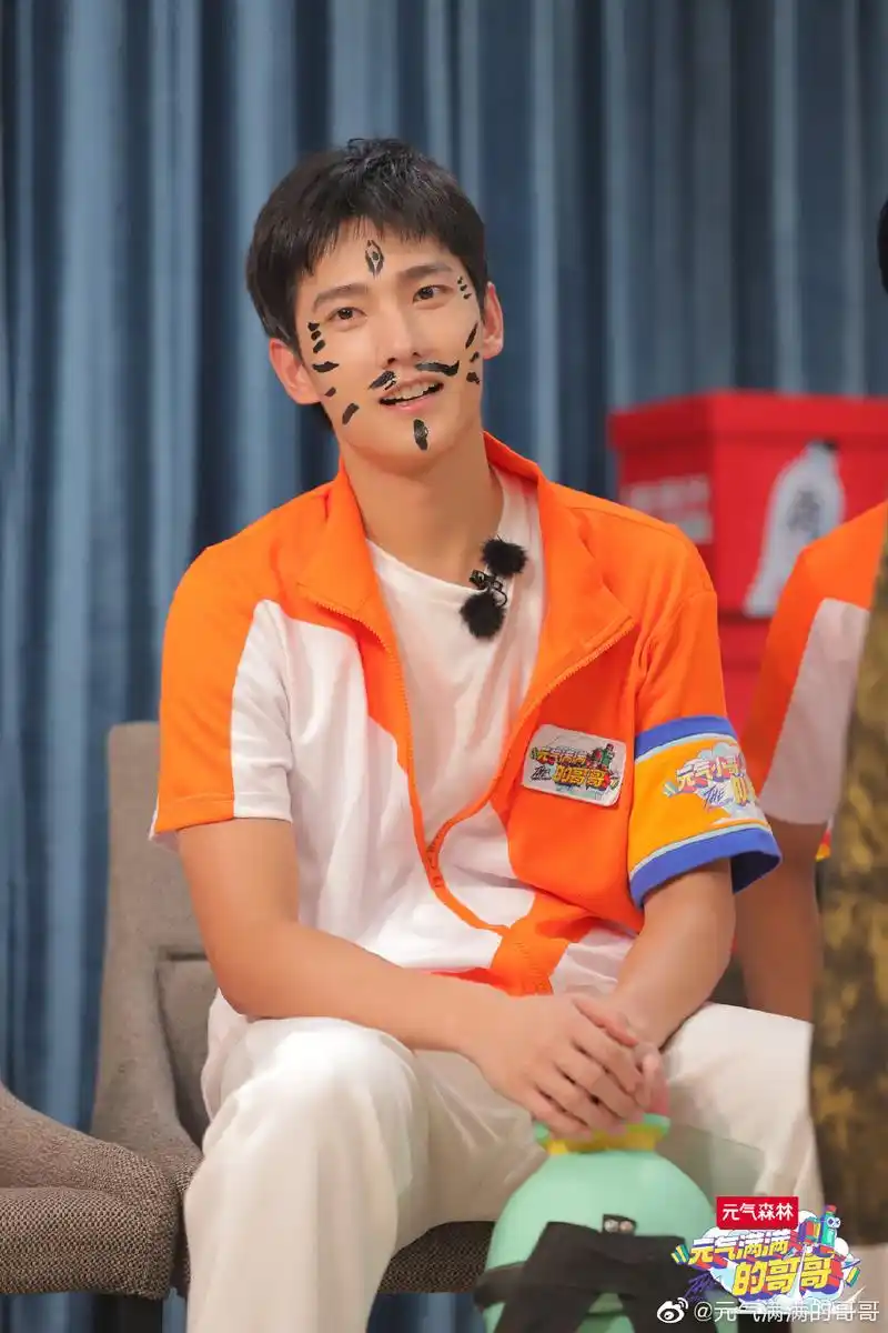 最新行程丨杨洋元气剧照公开 从运动少年变身花脸小猫咪