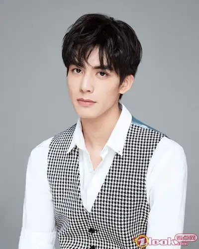 宋威龙写真大片上线 诠释少年优雅格调