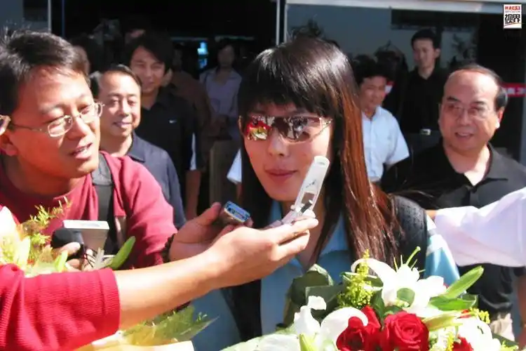 被告人王媞自称是高干子女,以能够低价买到房和车为由,伙同朱双双先后