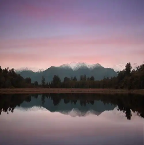 宁静湖泊唯美风景图片
