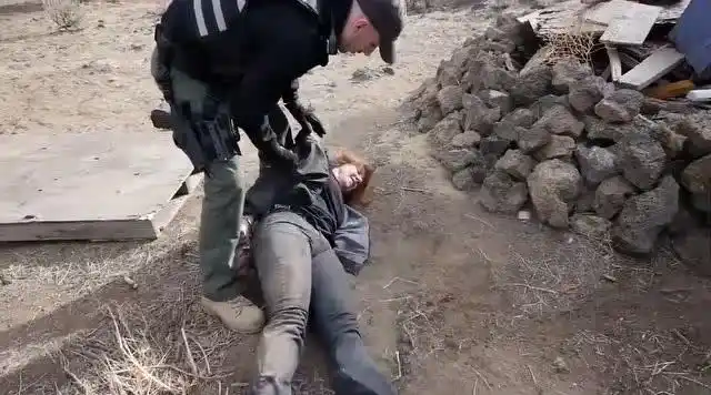 美国赏金猎人执法现场,对女嫌犯竟随意摆弄,绝不心慈手软!