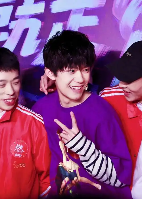 易烊千玺超话#易烊千玺电影小小的我#    分享一组紫色的易烊千玺