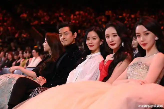 uniq-王一博&@李现ingcos四大才子  @胡歌@刘亦菲@刘诗诗@杨幂排排坐