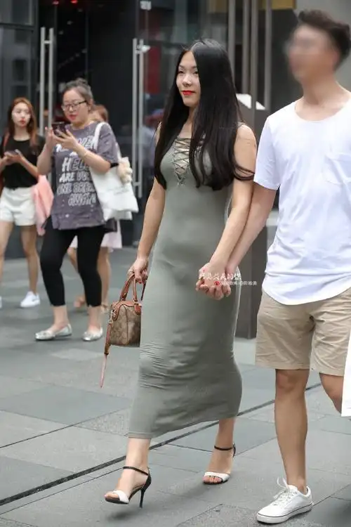 街拍夏天穿轻薄裙切记换上无痕内衣裤不然就会很尴尬