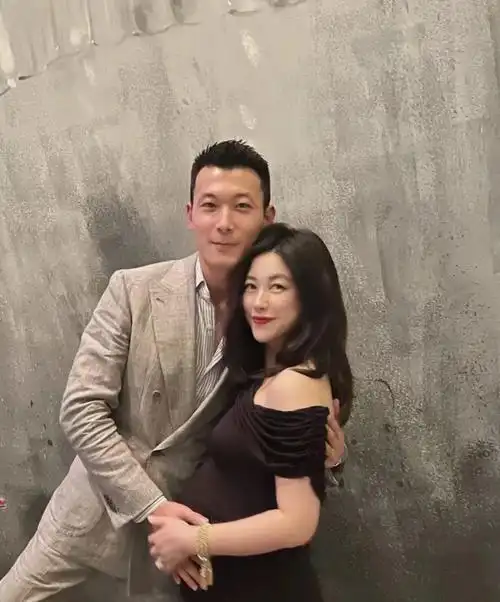 7月17日晚,朱珠的丈夫王昀佳在个人社交平台上分享了这对夫妇与孩子的