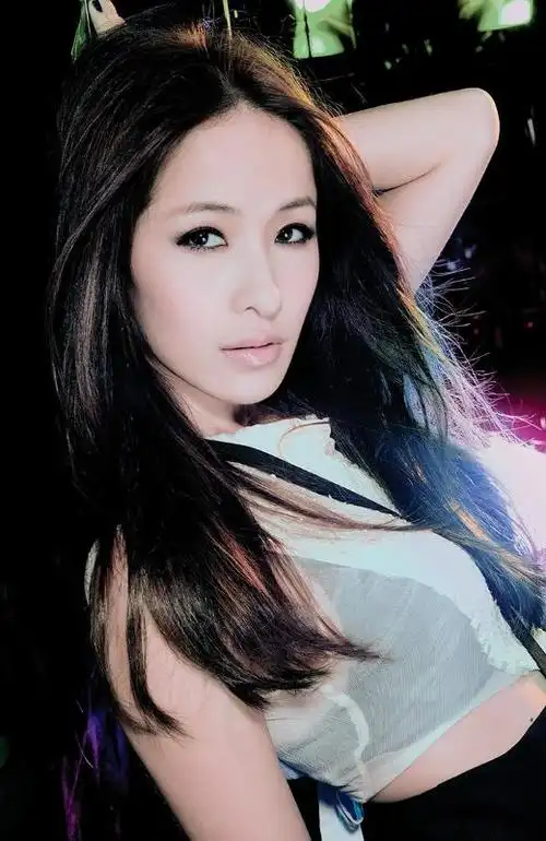 萧亚轩复出首唱引热议,蹲下互动难起身,又被质疑为假唱