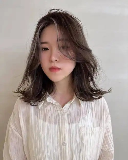 这些中发发型不仅适合各种场合,更能凸显出女性的优雅气质和知性魅力.