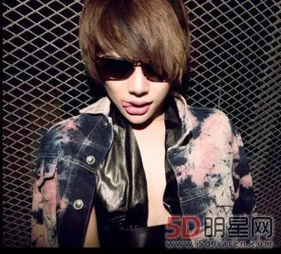 > 正文时诗作为一名模特,他确实表现出色,看过他不少时装照片,有时候