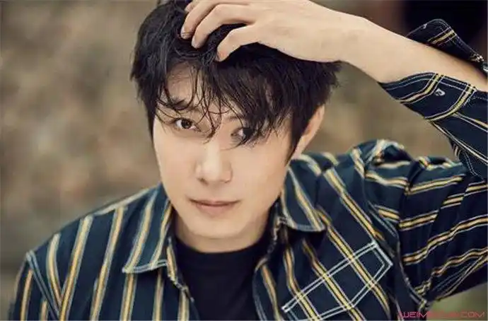 艾伦个人资料朱微玮和陈小硕自然不是同一个人,演员艾伦的老婆也不是