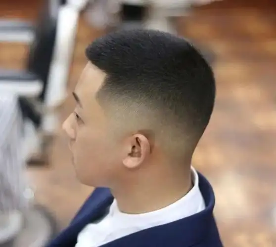 三面光圆寸头发型可以说是一款免打理发型, 但是同样可以起到修饰头型