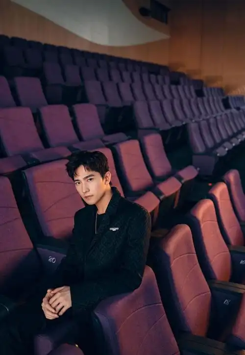 杨洋出席时尚芭莎慈善晚宴 雅致西装彰显绅士魅力