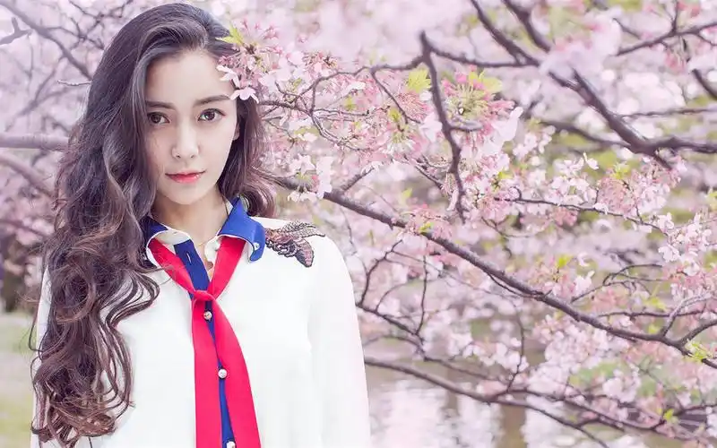 当辣妈?看baby少女式优雅