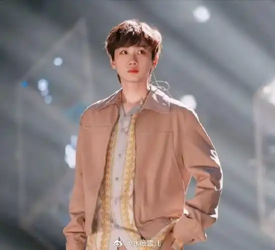 1,汪苏泷恋情曝光后,过往情史被翻出,同性恋传闻再起.