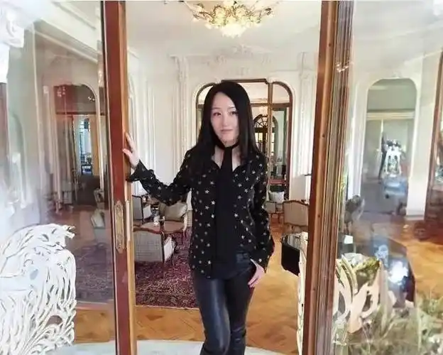 52岁杨钰莹,退隐后深居"豪宅",与狗相伴,一个人活得更精彩