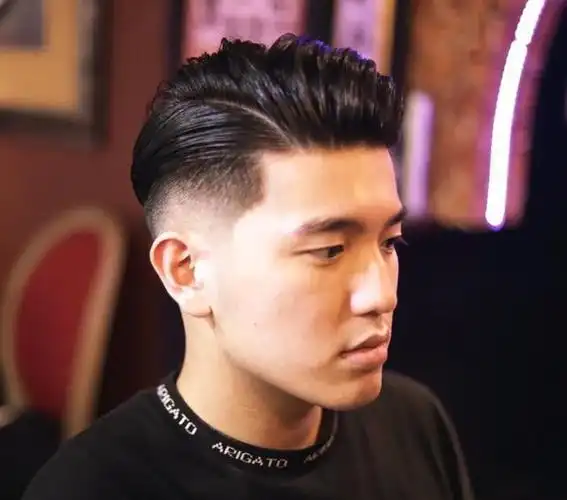 男人35岁后适合留"背头"发型,很多人都不敢剪,其实特别帅气