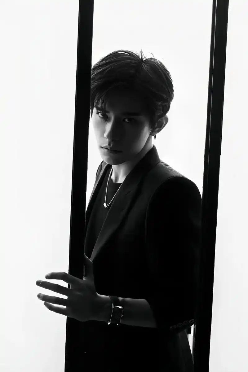 好权威的一张脸,黑白色系太帅啦.#易烊千玺 #易烊千玺绝美镜