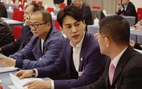 演员靳东参加两会引全网热议,身份显赫备受瞩目!