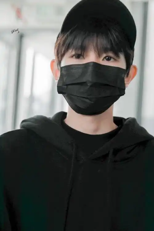 王源新闻190326王源上海飞北京一袭黑衣帅气现身