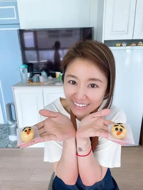 48岁林心如太少女心!穿衣减龄晒生活,却被胳膊上"花纹"抢镜