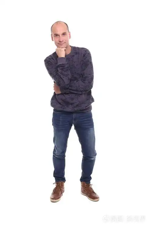 美丽的成熟男人在白色背景面前