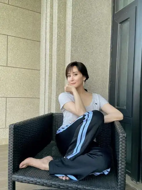 看了45岁胡静马来西亚的豪宅,才知道这么多年大家都"误会"了她