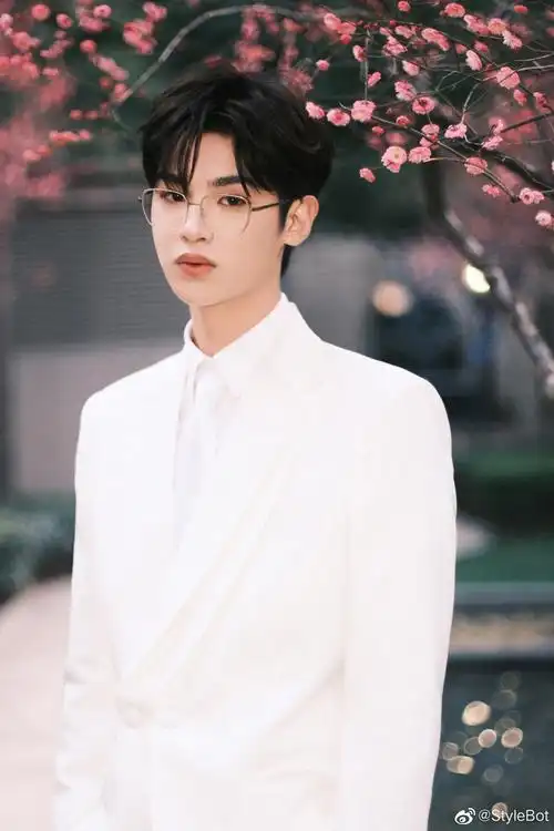 黄明昊今日活动造型一身纯白西服套装搭配金丝眼镜