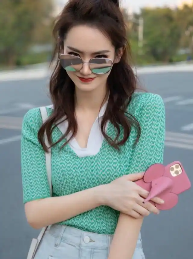 戚薇社交平台晒美照绿色上衣搭配阔腿牛仔裤时髦减龄洋气十足