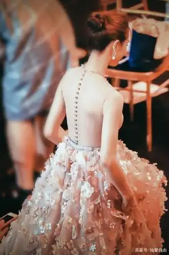 女星背影杀你能认出几个?这么美的背不拔罐可惜了