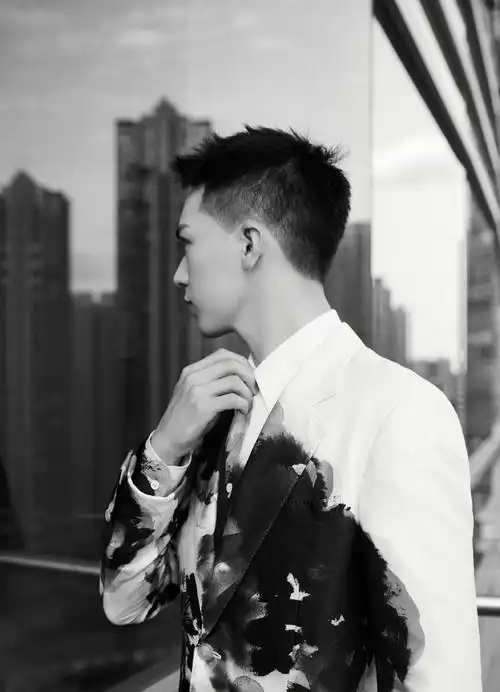 instyle大明星#@许魏洲zz最新look曝光,身穿泼墨扎染西装,寸头造星邋