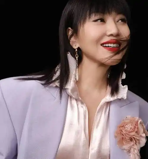 "自称是"关中女子"的闫妮,被蔡素芬身上那种无论顺境逆境都保有着爱的