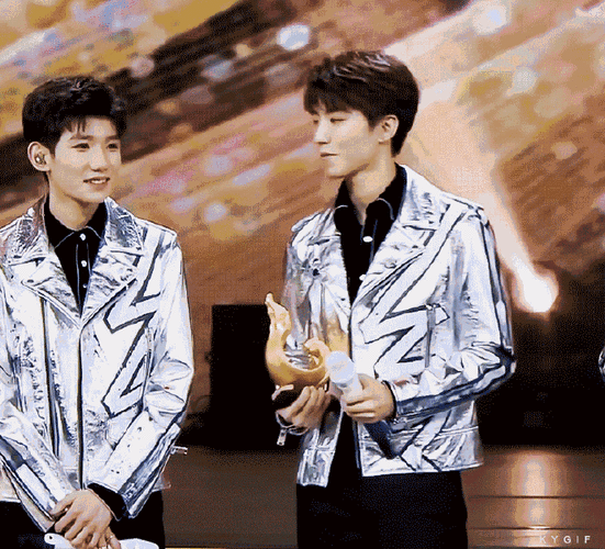 王源为王俊凯庆生细节糖