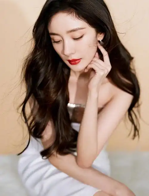 杨幂白色素雅抹胸长裙