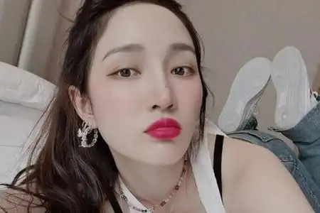 孟佳抽烟被拍躲草丛吸烟人设崩塌助理一边帮其打掩护