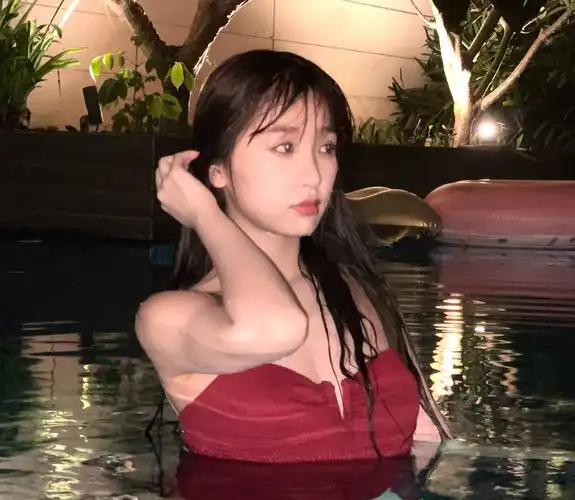 江苏五龙虞书欣红色露背泳装写真大秀性感身材美的无法言喻