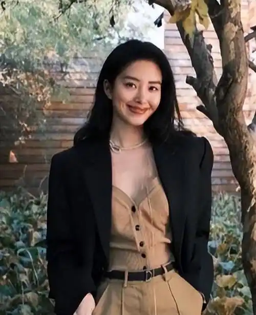 时尚芭莎"弃子":杨采钰,这一次让人大跌眼镜_刘亦菲_陈金飞_女儿