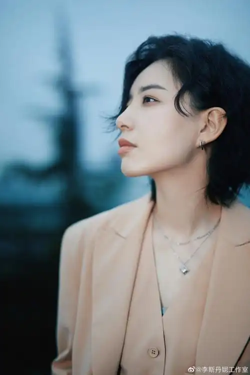 李斯丹妮突袭王者训练营#今日妮妮探班王者荣耀职业女子电竞训练营.