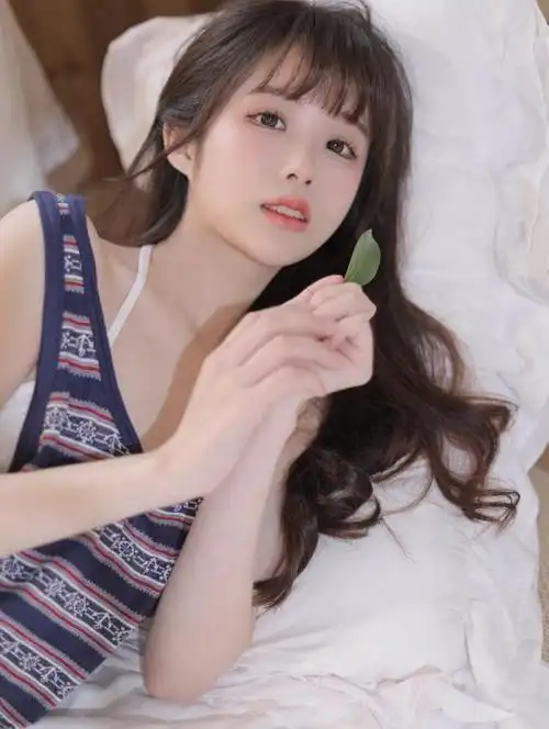 美女皮肤白皙目光灵动漂亮的眼睛让人着迷无论怎样穿搭都好看