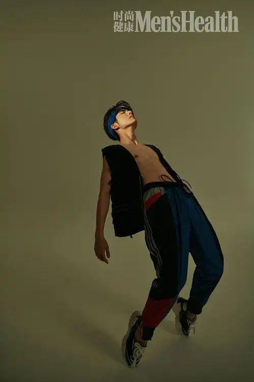 速来看张新成腹肌照!