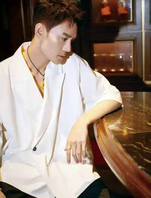 魅力挡不住王凯简约穿搭尽显清爽帅气