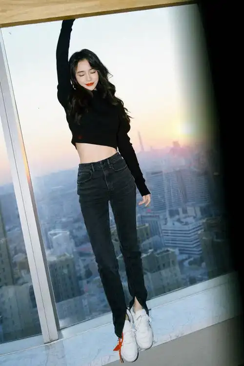 angelababy秋日写真曝光黑发红唇大秀性感腰线