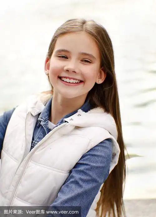 可爱的微笑小女孩的肖像,孩子在公园里不到十岁
