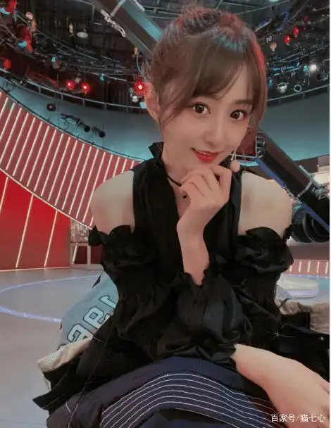 迫不得已!nba小七披露女主持穿着"潜规则" 下场后立刻原形毕露