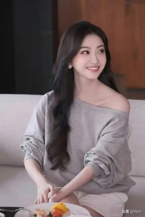 景甜穿露肩上衣慵懒感拉满,纯欲气质藏不住,颜值气质双在线!