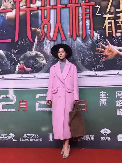 范冰冰还是女神吗穿军绿色外套配牛仔裤走机场暴露了胯宽腿粗