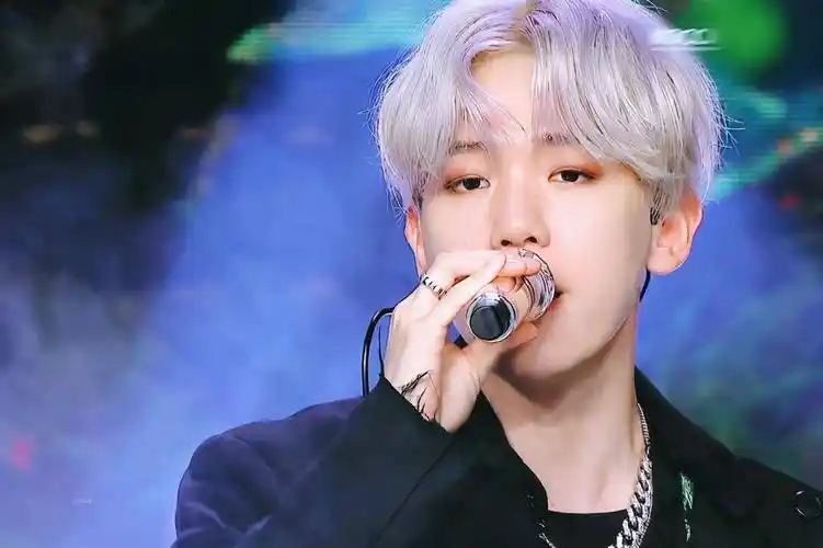 边伯贤新舞台白发黑西装霸气,眼神冷峻,深夜出镜如不插电演唱会_super