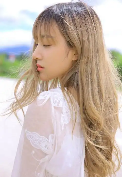 长发飘飘的仙气清冷美女
