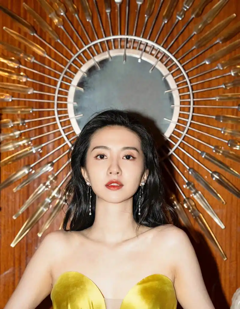 许龄月,黄色抹胸长裙,优雅且性感!