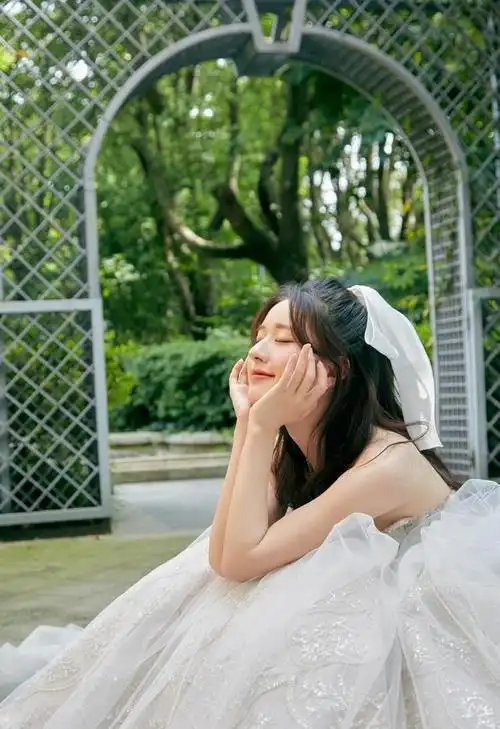 赵露思白色礼服参加宝格丽活动恍如公主,吴磊黑色西装现身