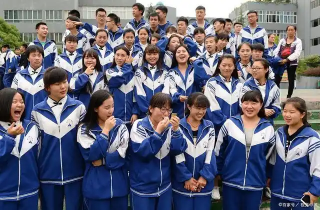 每个人的青春里都有着一段校园的美好时光,穿校服已经成了每个人青春